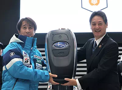  左：SAJ　原田 雅彦会長 ｜ 右：SUBARU 代表取締役社長　大崎 篤